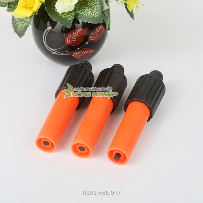 Vòi xịt nước tưới cây màu cam thiết kế nhỏ gọn