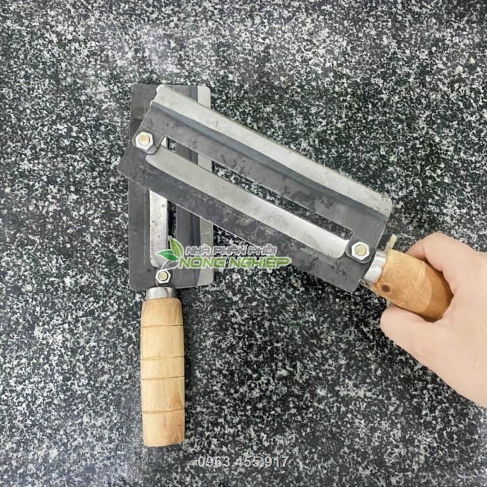 Tay cầm của dao được làm bằng gỗ chống trơn trượt